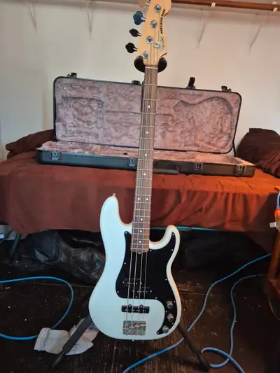 Fender Precision Made in USA Mint, View more