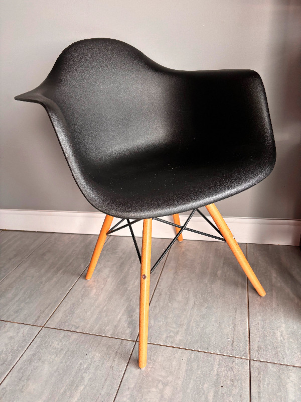 Structube Dining Kitchen Chairs X 4 - Near Perfect Shape dans Chaises, Fauteuils inclinables  à Ville de Montréal