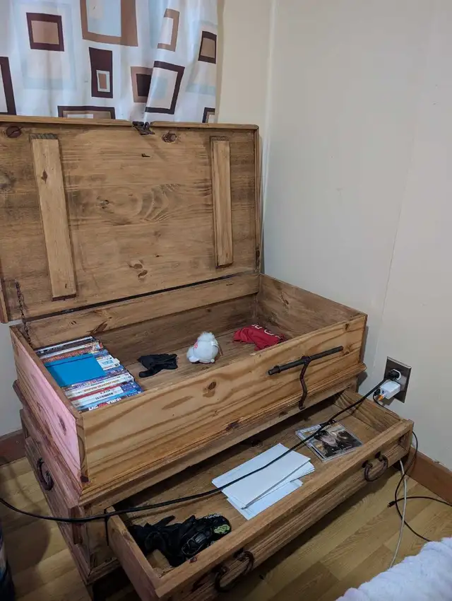 Wooden trunk in Other in Revelstoke - Image 3