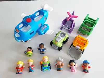 Personnages et véhicules Little People. Vendues uniquement en lot. Le prix est ferme. Venir chercher...