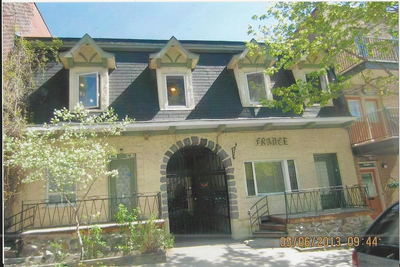 Apartment features: - Beautiful courtyard outside your door - Large bathroom and bathtub - option of...