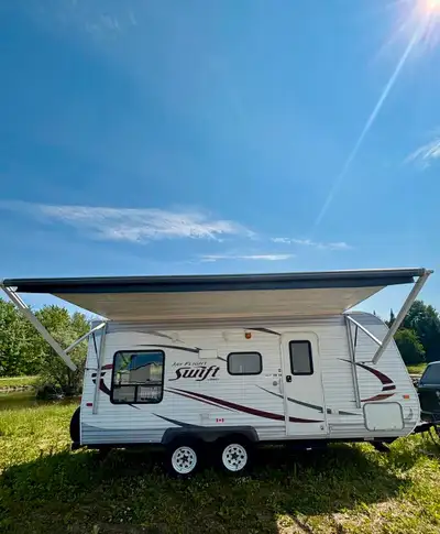 Beautiful camper, no issues. 19ft. Electric awning. New tires. All amenities and appliances in great...