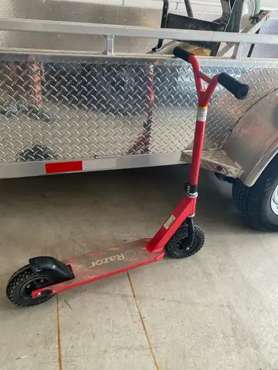 All metal frame, BMX style handlebars, 200mm wheels, great foot grip. Minor scratches on the body, g...