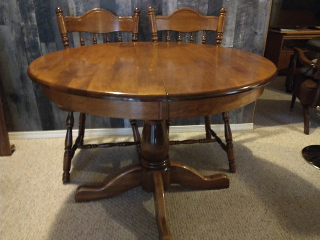 Pedestal Table and Chairs in Dining Tables & Sets in Comox / Courtenay / Cumberland - Image 3