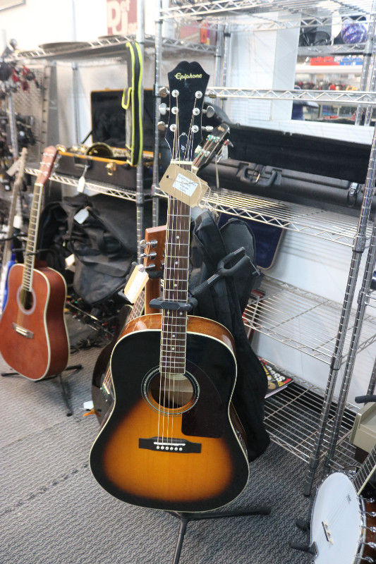 AJ220S Solid Spruce Top Jumbo - Vintage Sunburst (#37565) in Guitars in City of Halifax