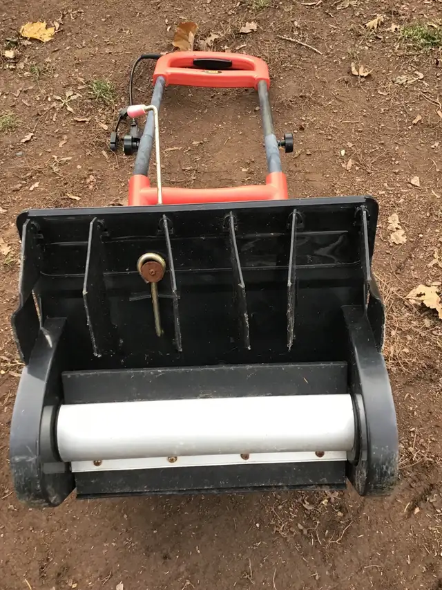 6.5 Amp Electric Snow Shovel in Outdoor Tools & Storage in Oakville / Halton Region - Image 5