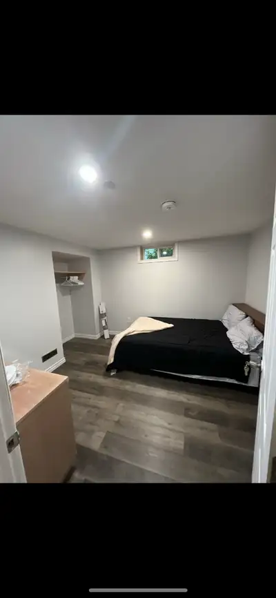 Room for rent near Western