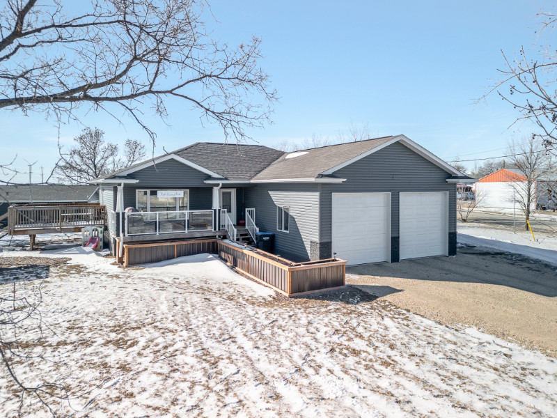 INCREDIBLE LIKE NEW 1232sf raised bungalow 45 mins fr. Wpg in Houses for Sale in Winnipeg