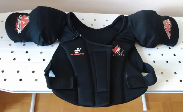 HOCKEY EQUIPMENT KIDS YOUTH SKATES size 3 PADS BAG PANTS KIT in Hockey in City of Toronto - Image 8