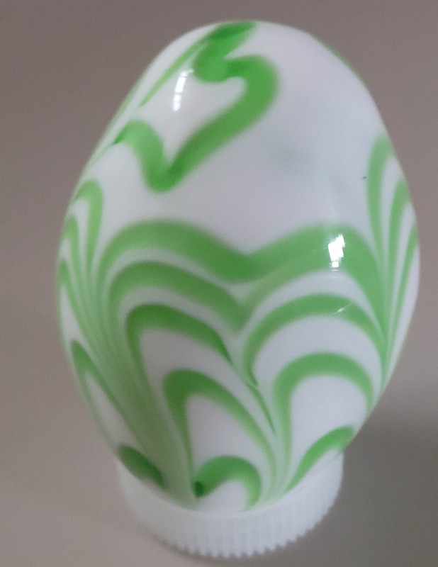 Vintage Blown Glass Egg with Green Swirls in Arts & Collectibles in Oshawa / Durham Region - Image 2