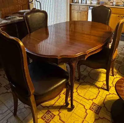 table and chairs/ table et 4 chaises, View more