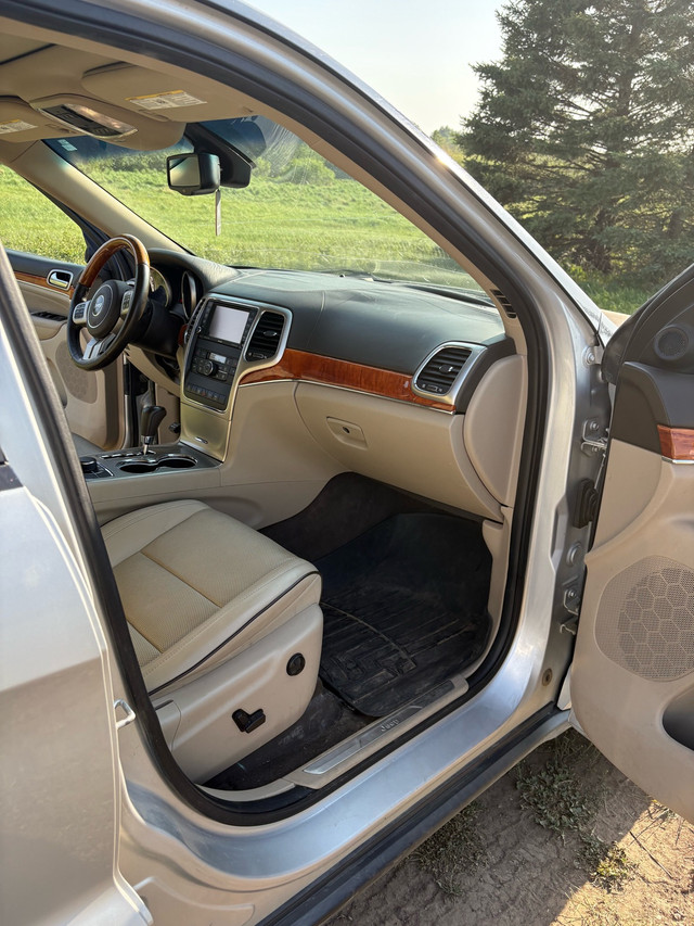 2011 jeep grand Cherokee overland in Cars & Trucks in St. Albert - Image 4