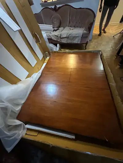 A BRAND NEW SOLID OAK WOOD HAGHt DINNING TABLE (4 FT 6FT) KITH EIGHT SEATER CHAIRS SIX CHAIRS INCLUD...