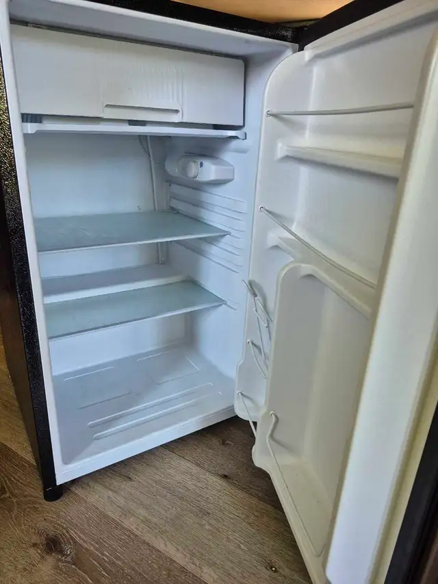Mini Fridge Bar Fridge in Refrigerators in Barrie - Image 4