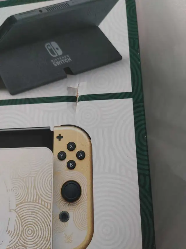 The Legend of Zelda Nintendo Switch OLED Special Edition in Nintendo Switch in Laval / North Shore - Image 10