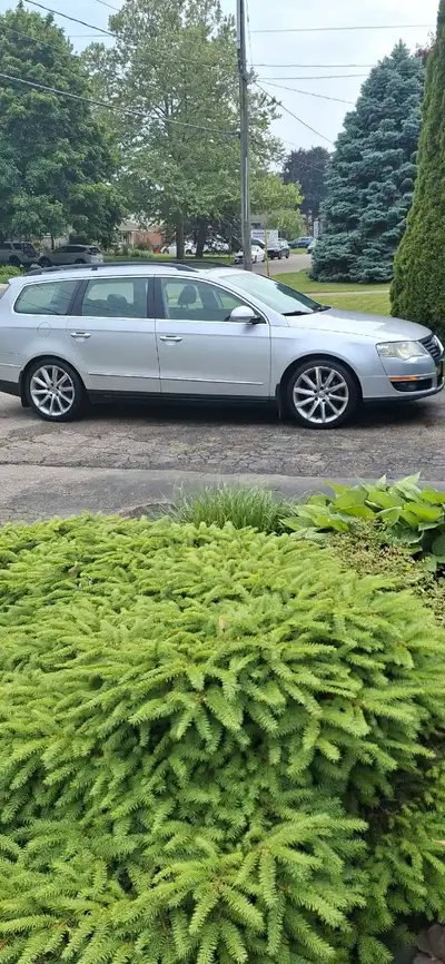VW Passat Wagon Highline 2.0 L Turbo I4 FWD Automatic 221, 654 km. Very well maintained including an...