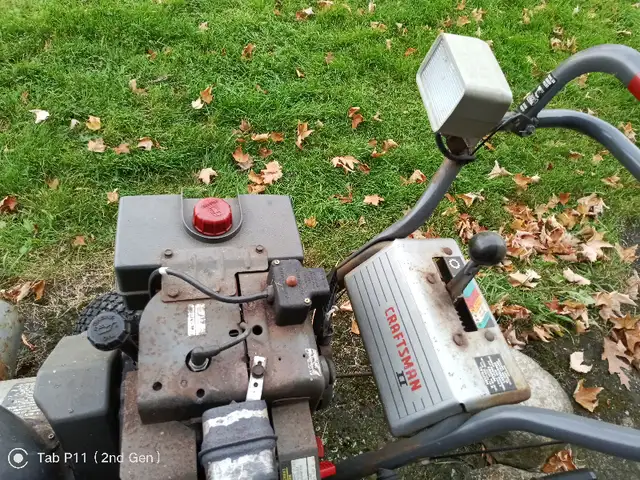 TOUGH 10HP 28" SNOWTHROWER SNOWBLOWER in Snowblowers in Belleville - Image 5