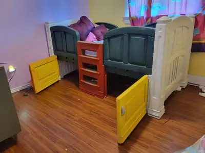 Children’s plastic play bed