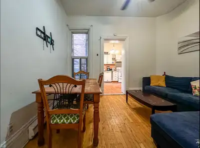 Big student apartment in great location just few steps from McGill campus at Milton/Hutchison near D...