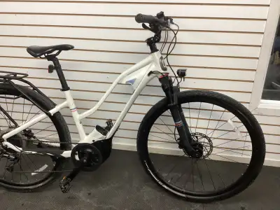 Velo Giant Liv roues 27 1/2 pouces . Très propre . Peu utilisé . Faisions de courtes randonnées . En...