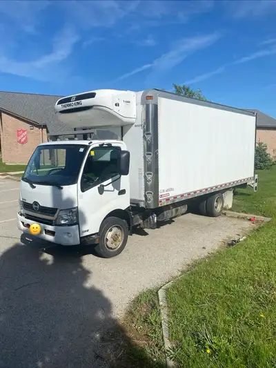 Reliable, low-kilometre 20’ cabover refrigerated truck in excellent working condition. Fully safety...