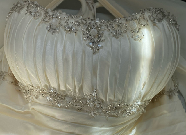 Valeur 1500$ Magnifique Robe  de mariée 12 ans/large dans Mariage  à Ouest de l’Île - Image 3
